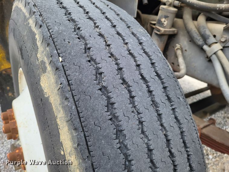 image for item DO3619 1993 International 4900  flatbed truck