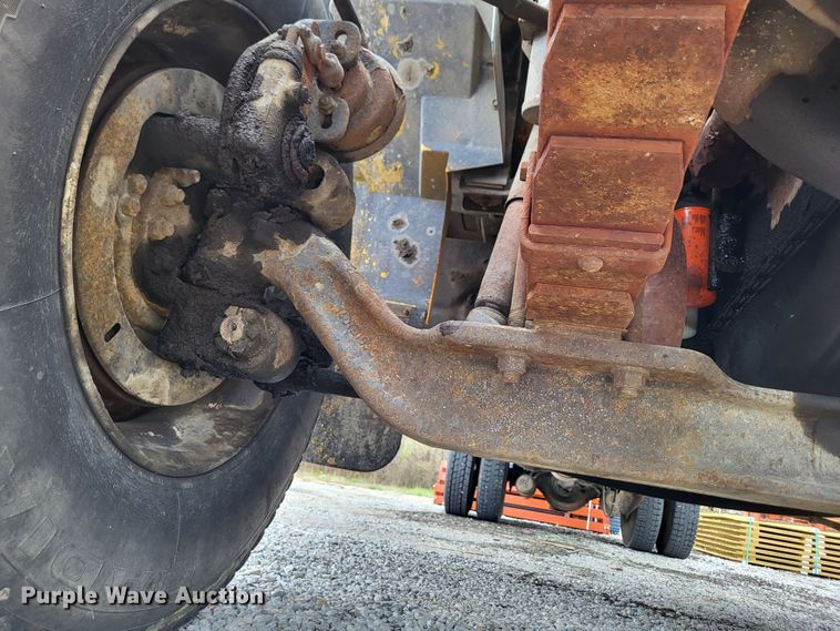 image for item DO3619 1993 International 4900  flatbed truck