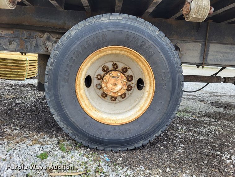 image for item DO3619 1993 International 4900  flatbed truck