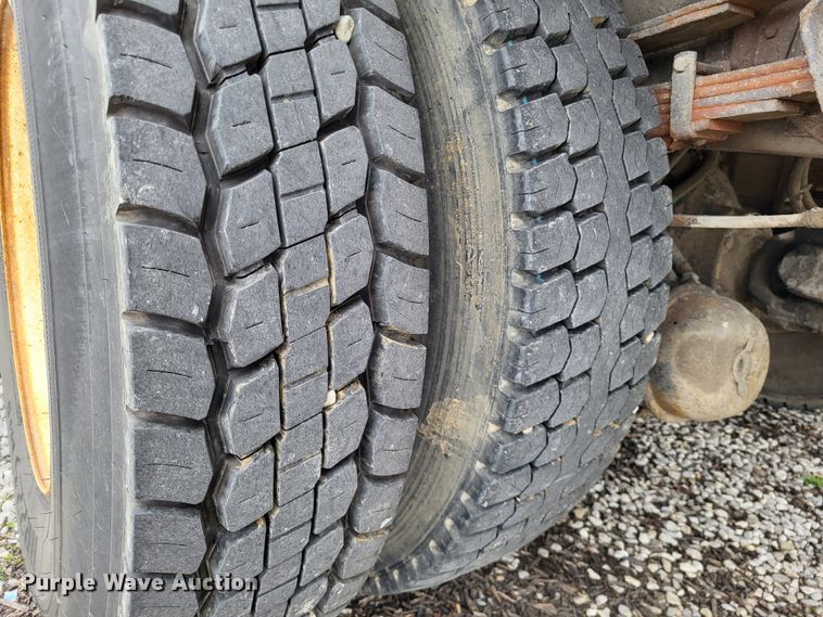 image for item DO3619 1993 International 4900  flatbed truck