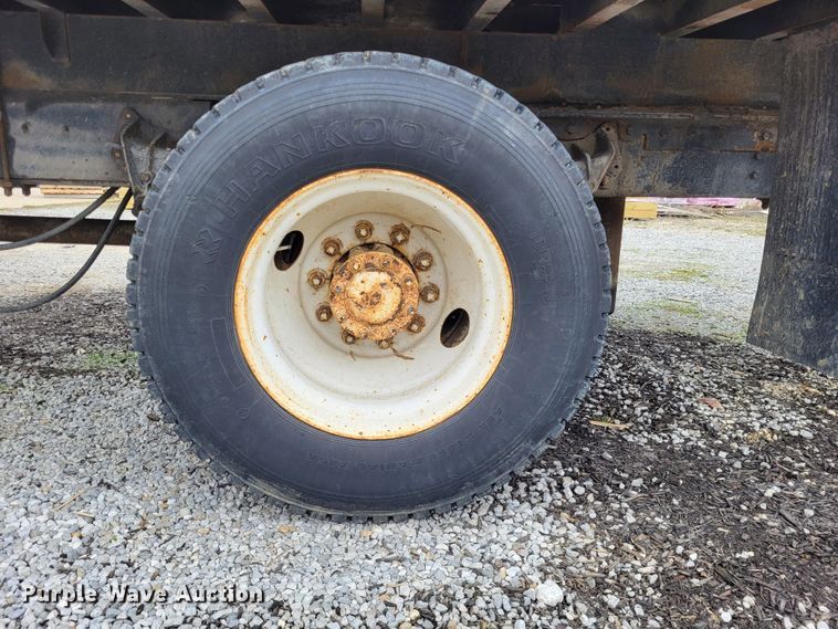 image for item DO3619 1993 International 4900  flatbed truck