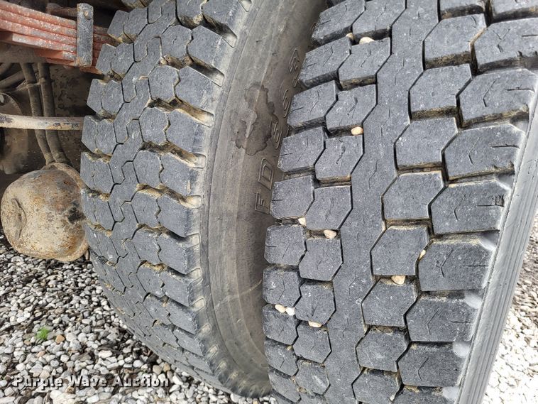 image for item DO3619 1993 International 4900  flatbed truck