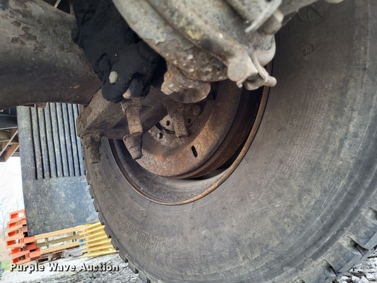 image for item DO3619 1993 International 4900  flatbed truck