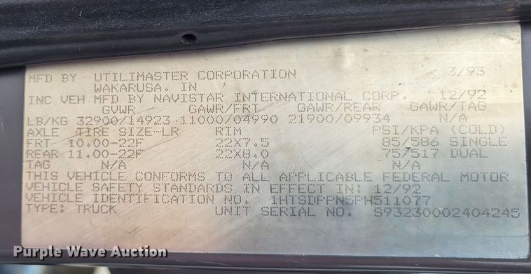 image for item DO3619 1993 International 4900  flatbed truck