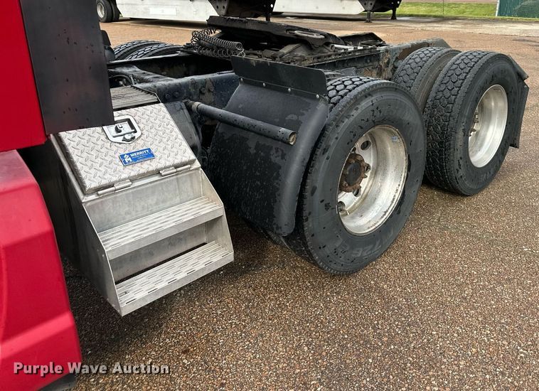 image for item DO4932 2014 Kenworth T680  semi truck