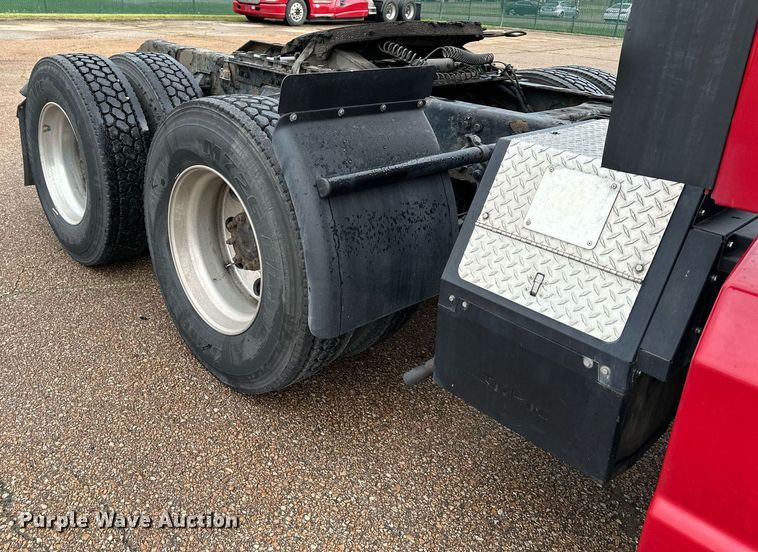 image for item DO4932 2014 Kenworth T680  semi truck