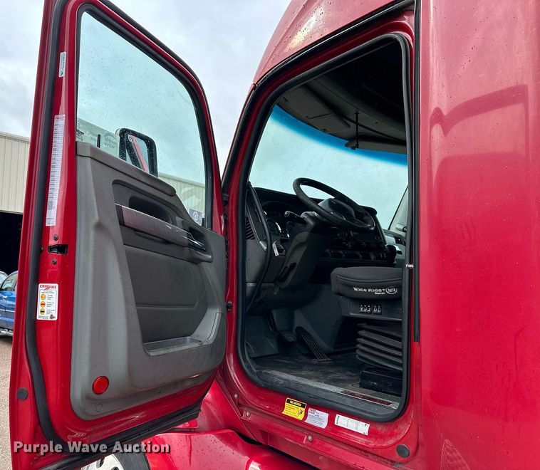 image for item DO4932 2014 Kenworth T680  semi truck