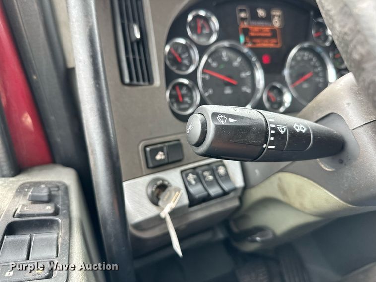 image for item DO4932 2014 Kenworth T680  semi truck