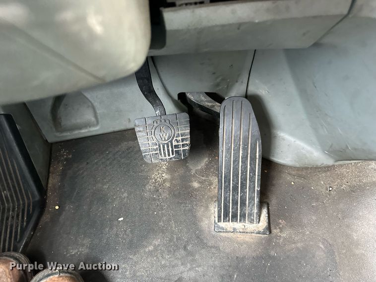 image for item DO4932 2014 Kenworth T680  semi truck