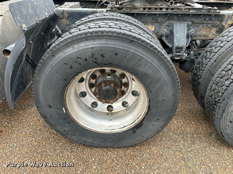 image for item DO4932 2014 Kenworth T680  semi truck