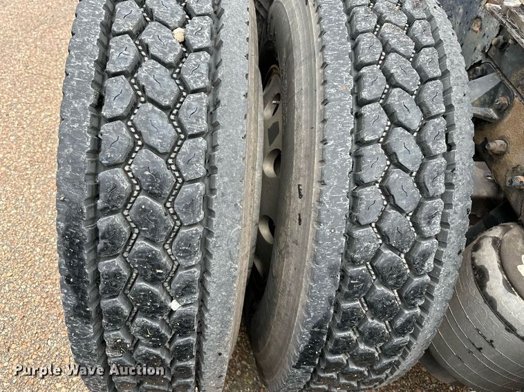 image for item DO4932 2014 Kenworth T680  semi truck