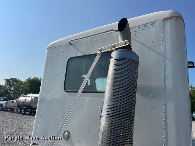 image for item DP0520 2000 Freightliner FLC120  truck cab and chassis