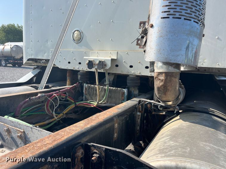 image for item DP0520 2000 Freightliner FLC120  truck cab and chassis