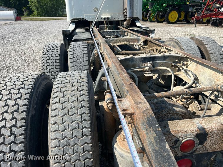 image for item DP0520 2000 Freightliner FLC120  truck cab and chassis