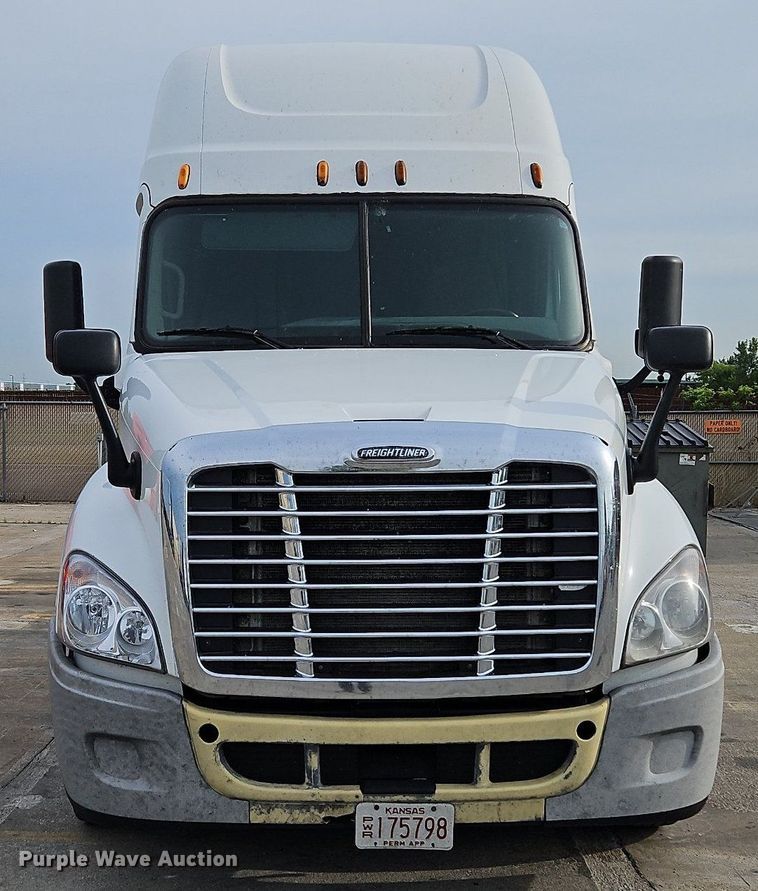 image for item DQ1789 2014 Freightliner Cascadia  semi truck