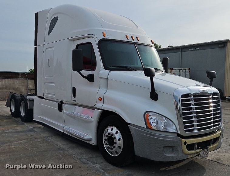 image for item DQ1789 2014 Freightliner Cascadia  semi truck