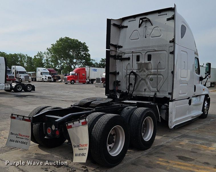 image for item DQ1789 2014 Freightliner Cascadia  semi truck