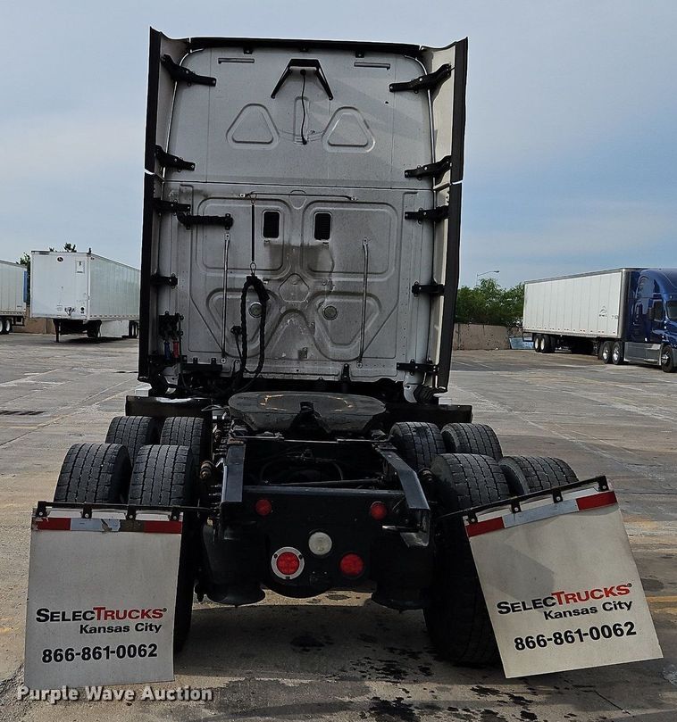 image for item DQ1789 2014 Freightliner Cascadia  semi truck