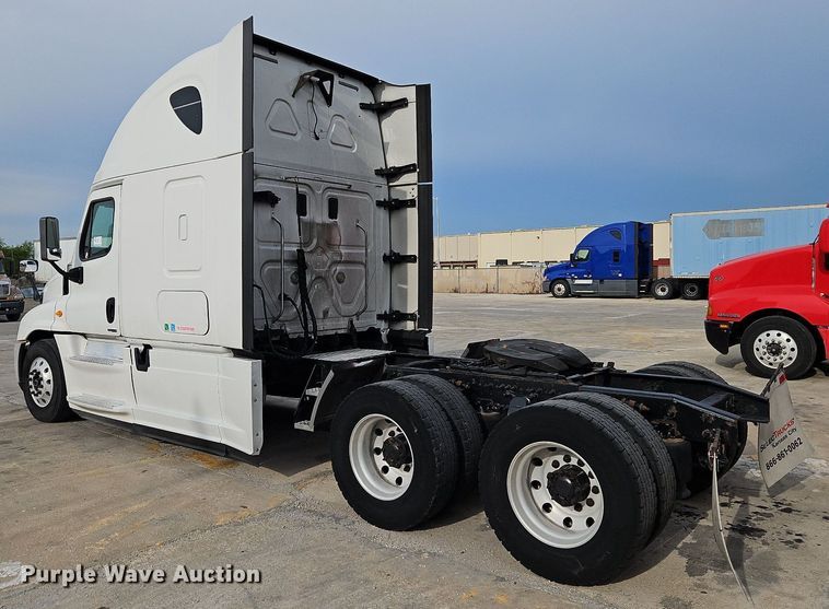 image for item DQ1789 2014 Freightliner Cascadia  semi truck