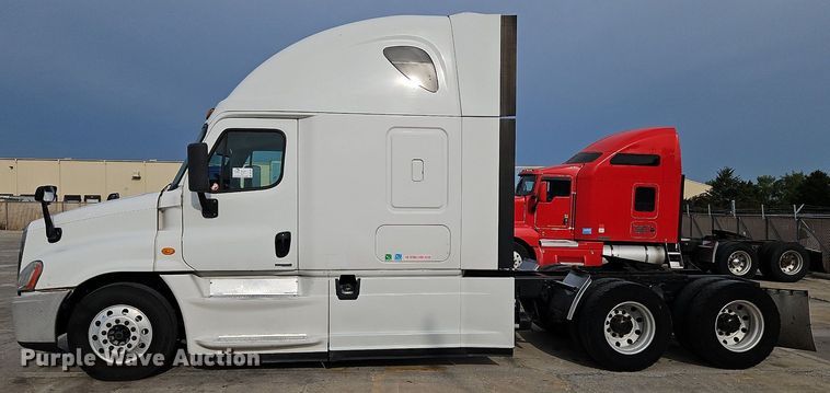 image for item DQ1789 2014 Freightliner Cascadia  semi truck