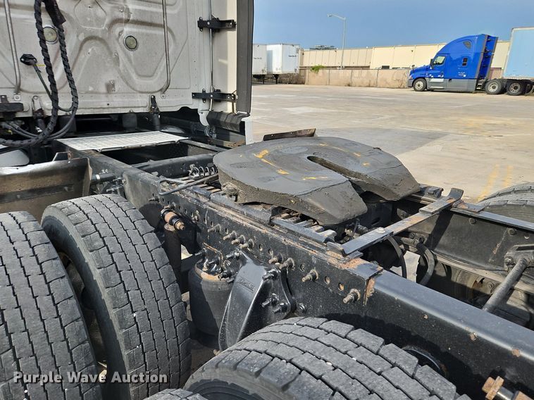 image for item DQ1789 2014 Freightliner Cascadia  semi truck