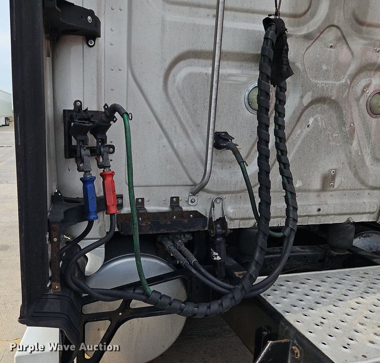 image for item DQ1789 2014 Freightliner Cascadia  semi truck