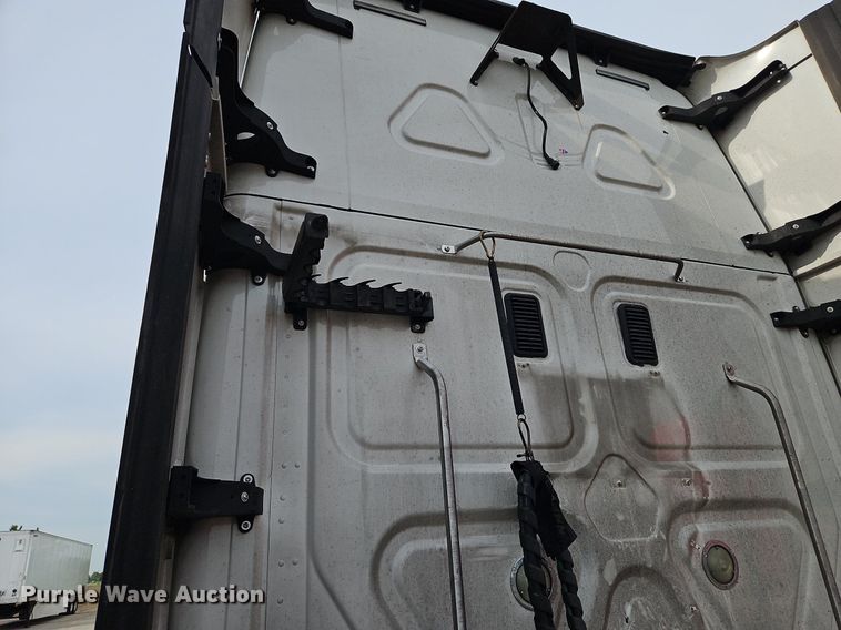 image for item DQ1789 2014 Freightliner Cascadia  semi truck