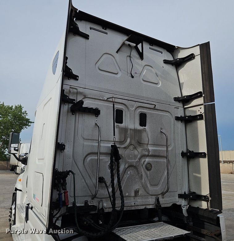 image for item DQ1789 2014 Freightliner Cascadia  semi truck