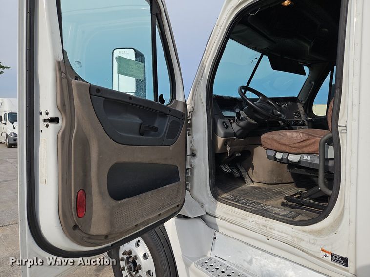 image for item DQ1789 2014 Freightliner Cascadia  semi truck