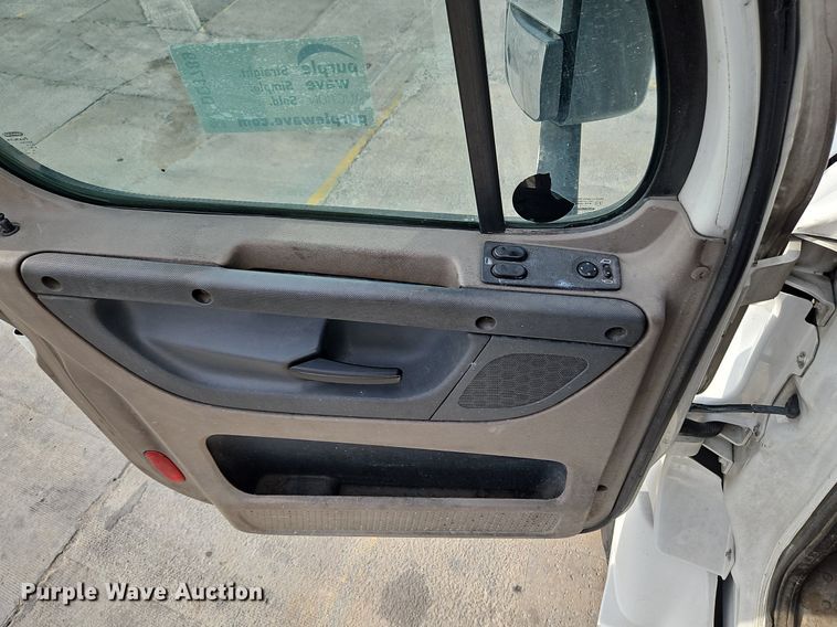 image for item DQ1789 2014 Freightliner Cascadia  semi truck