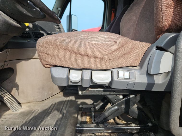 image for item DQ1789 2014 Freightliner Cascadia  semi truck