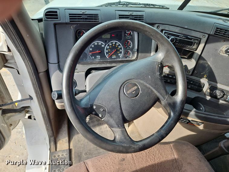 image for item DQ1789 2014 Freightliner Cascadia  semi truck