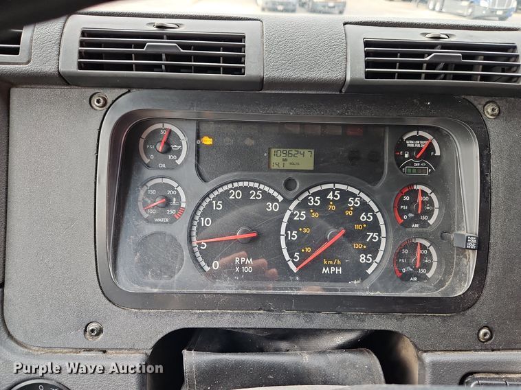 image for item DQ1789 2014 Freightliner Cascadia  semi truck