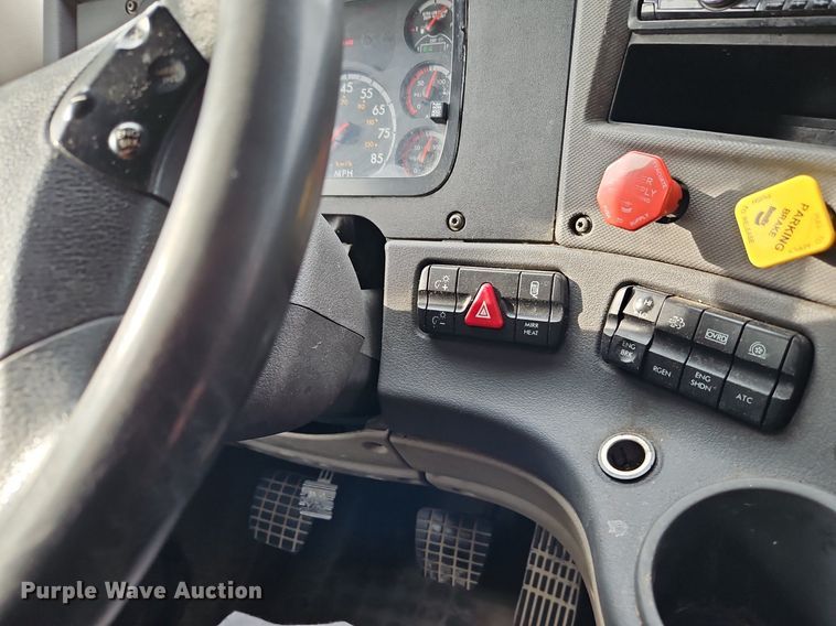 image for item DQ1789 2014 Freightliner Cascadia  semi truck