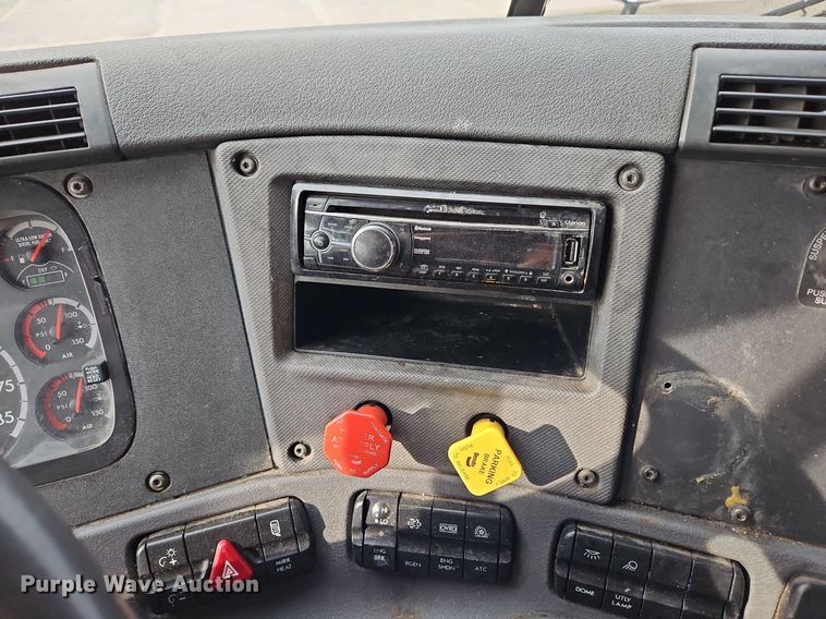 image for item DQ1789 2014 Freightliner Cascadia  semi truck