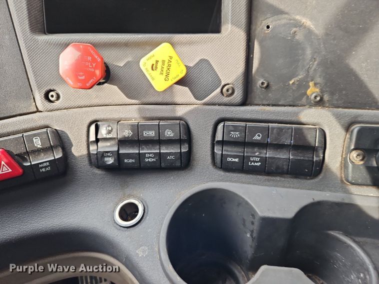 image for item DQ1789 2014 Freightliner Cascadia  semi truck