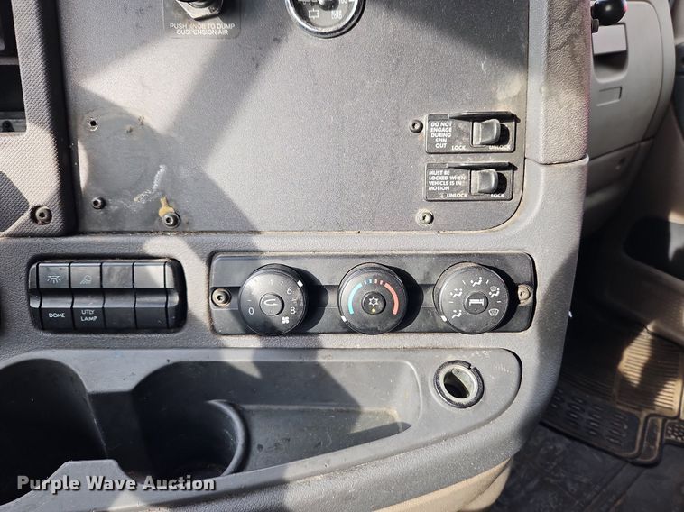 image for item DQ1789 2014 Freightliner Cascadia  semi truck