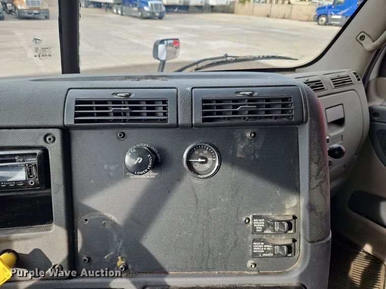 image for item DQ1789 2014 Freightliner Cascadia  semi truck