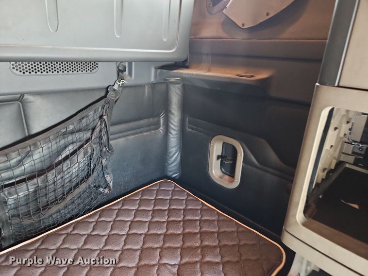 image for item DQ1789 2014 Freightliner Cascadia  semi truck