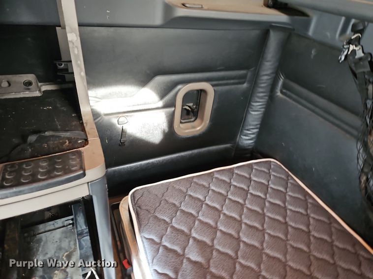 image for item DQ1789 2014 Freightliner Cascadia  semi truck