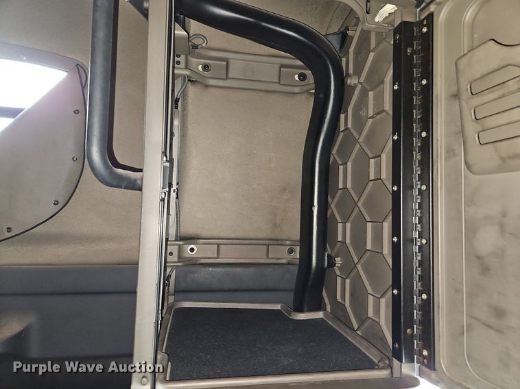 image for item DQ1789 2014 Freightliner Cascadia  semi truck