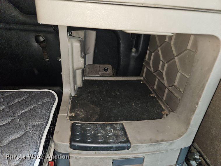 image for item DQ1789 2014 Freightliner Cascadia  semi truck