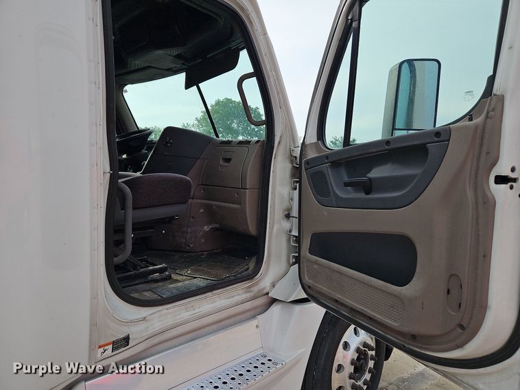 image for item DQ1789 2014 Freightliner Cascadia  semi truck