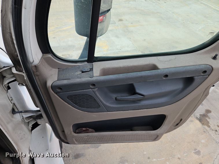 image for item DQ1789 2014 Freightliner Cascadia  semi truck