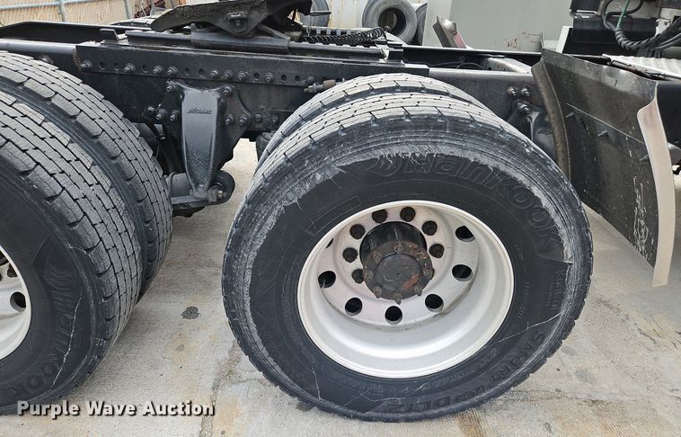 image for item DQ1789 2014 Freightliner Cascadia  semi truck