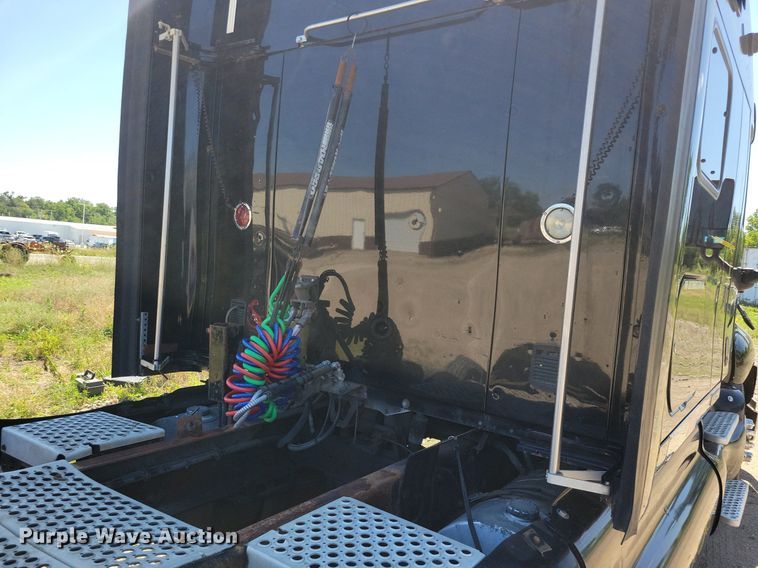 image for item JO9275 2007 Kenworth T2000  semi truck