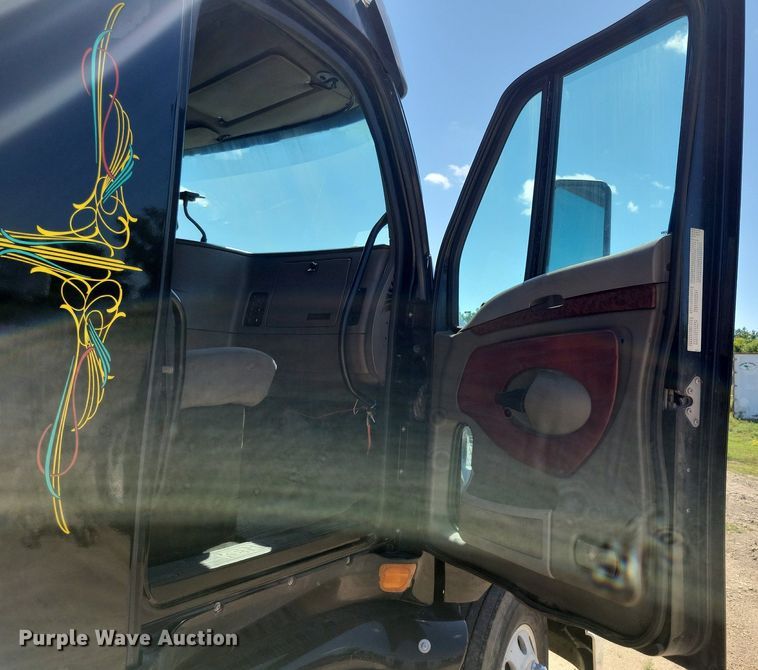 image for item JO9275 2007 Kenworth T2000  semi truck