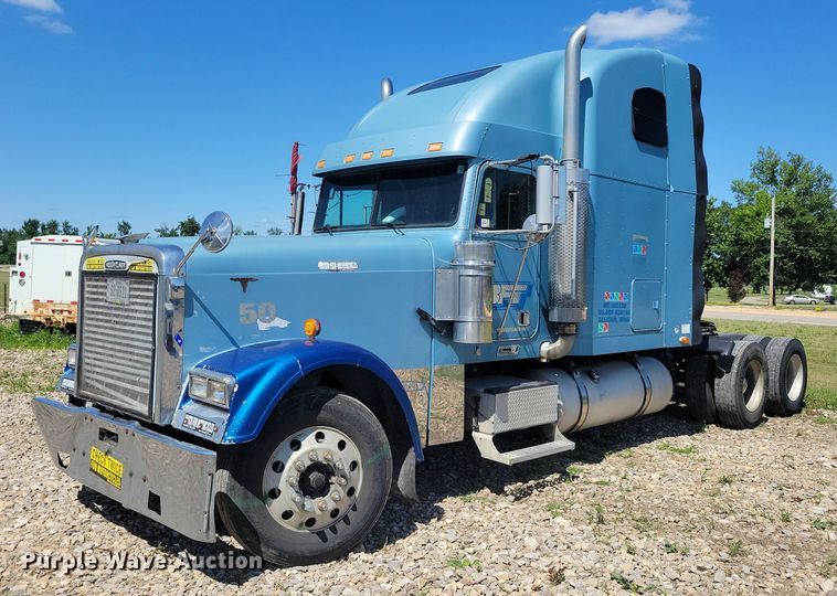 image for item JO9276 2002 Freightliner FLD120  semi truck