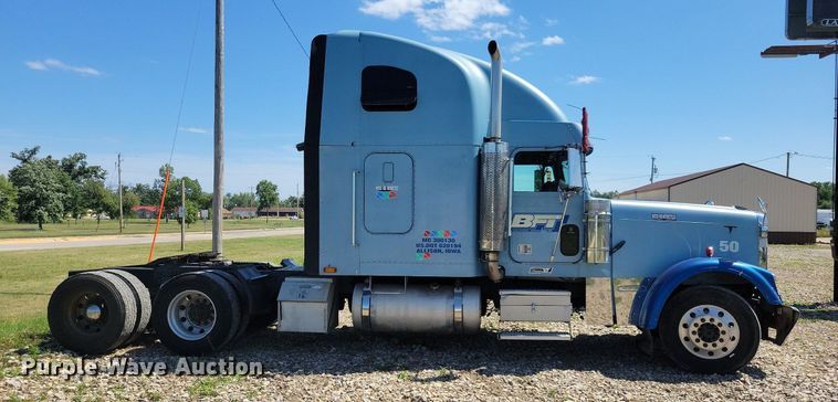 image for item JO9276 2002 Freightliner FLD120  semi truck