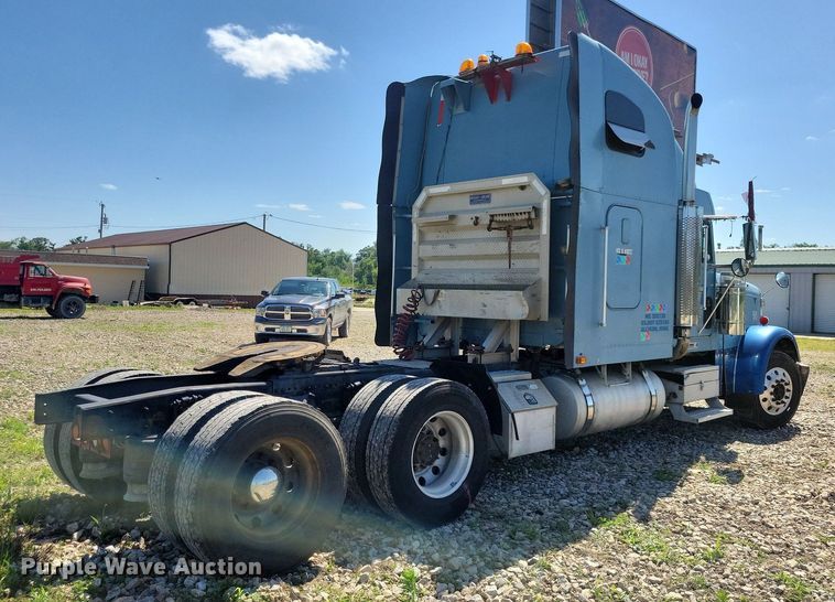 image for item JO9276 2002 Freightliner FLD120  semi truck